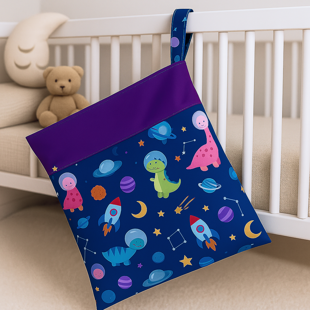airenso wet bag met ruimteprint aan een kinderbed