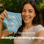 Moeder houdt een airenso trainingsbroekje met maantjesprint omhoog