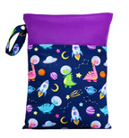 airenso wet bag met ruimteprint en paarse bovenkant