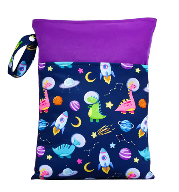 airenso wet bag met ruimteprint en paarse bovenkant
