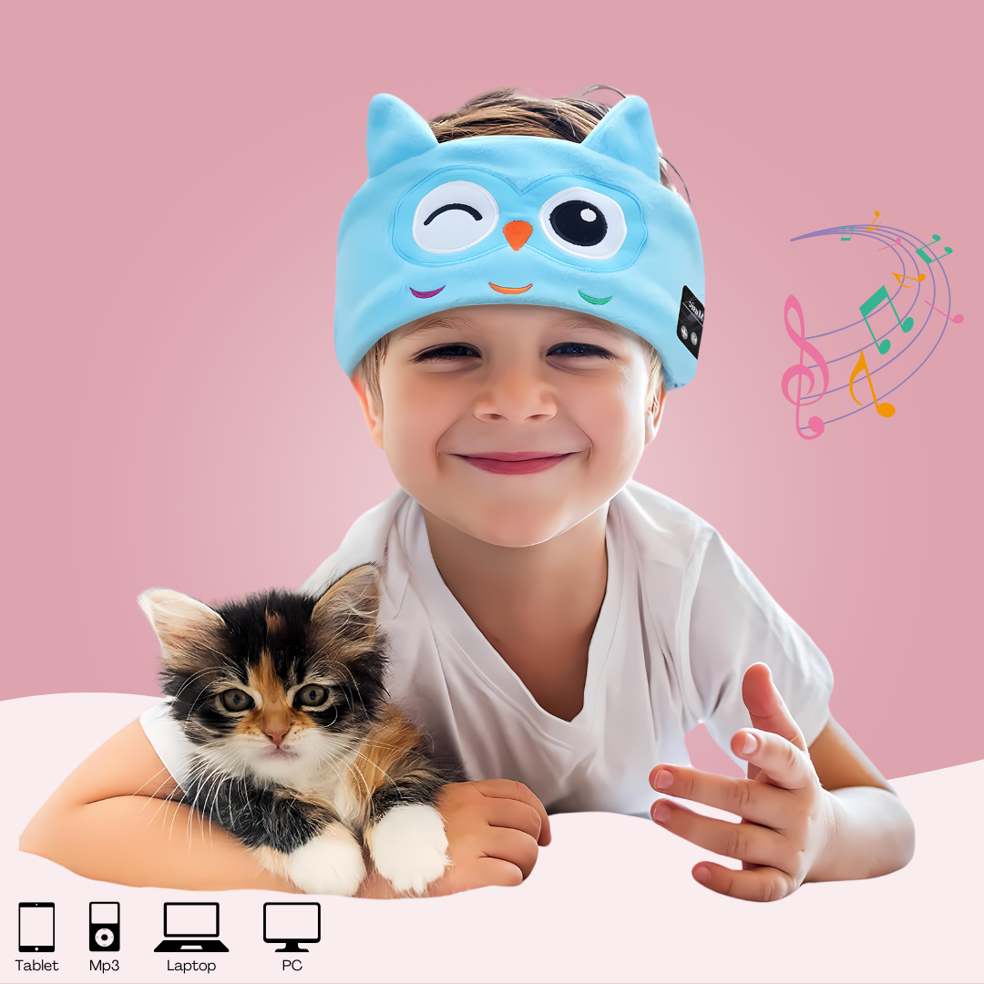 Jongen met het blauwe uil bluetooth slaapmasker en een kitten
