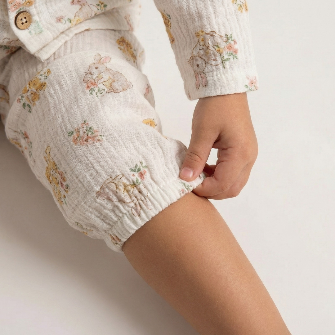 Lentehaasje kinderpyjama met konijntjes en bloemen – airenso