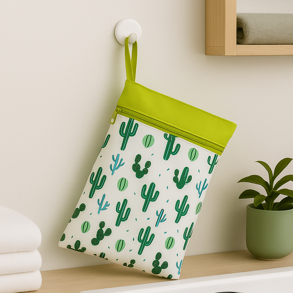 airenso wet bag met cactusprint aan een haak